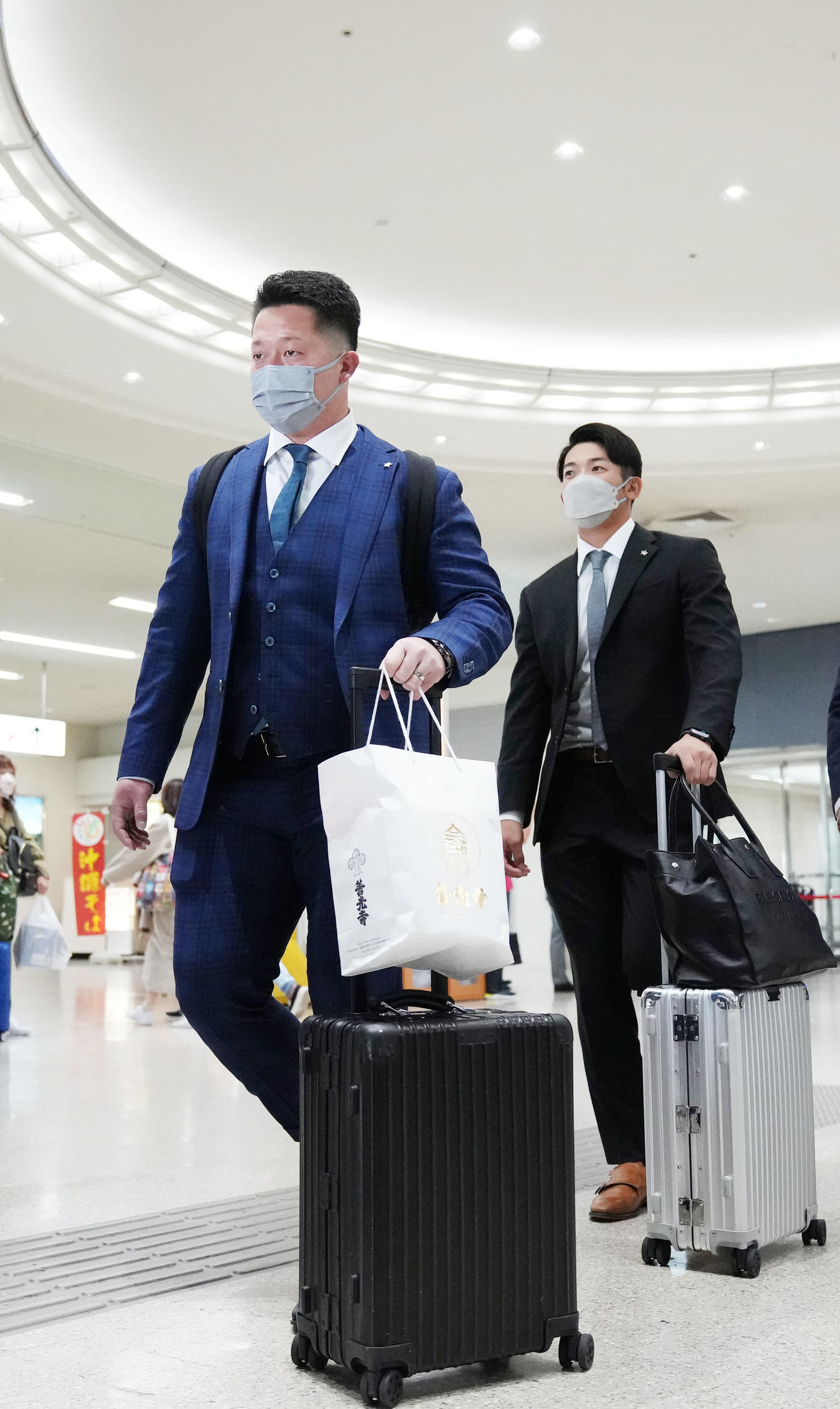 沖縄に到着したDeNA牧（左）と山本（撮影・横山健太）