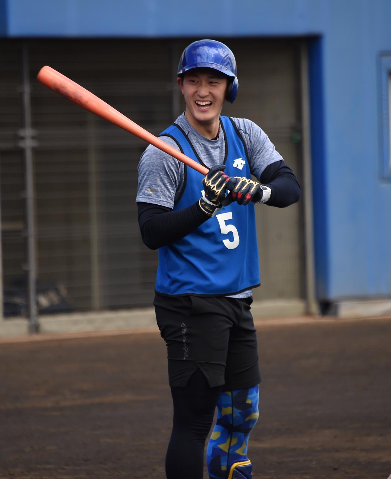 打撃練習の合間に笑顔を見せるDeNAドラフト1位の松尾汐恩（2023年1月28日撮影）