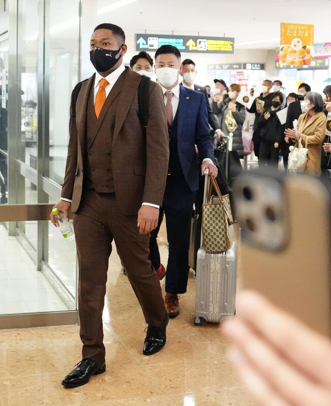 宮崎空港に到着した巨人オコエ（撮影・江口和貴）