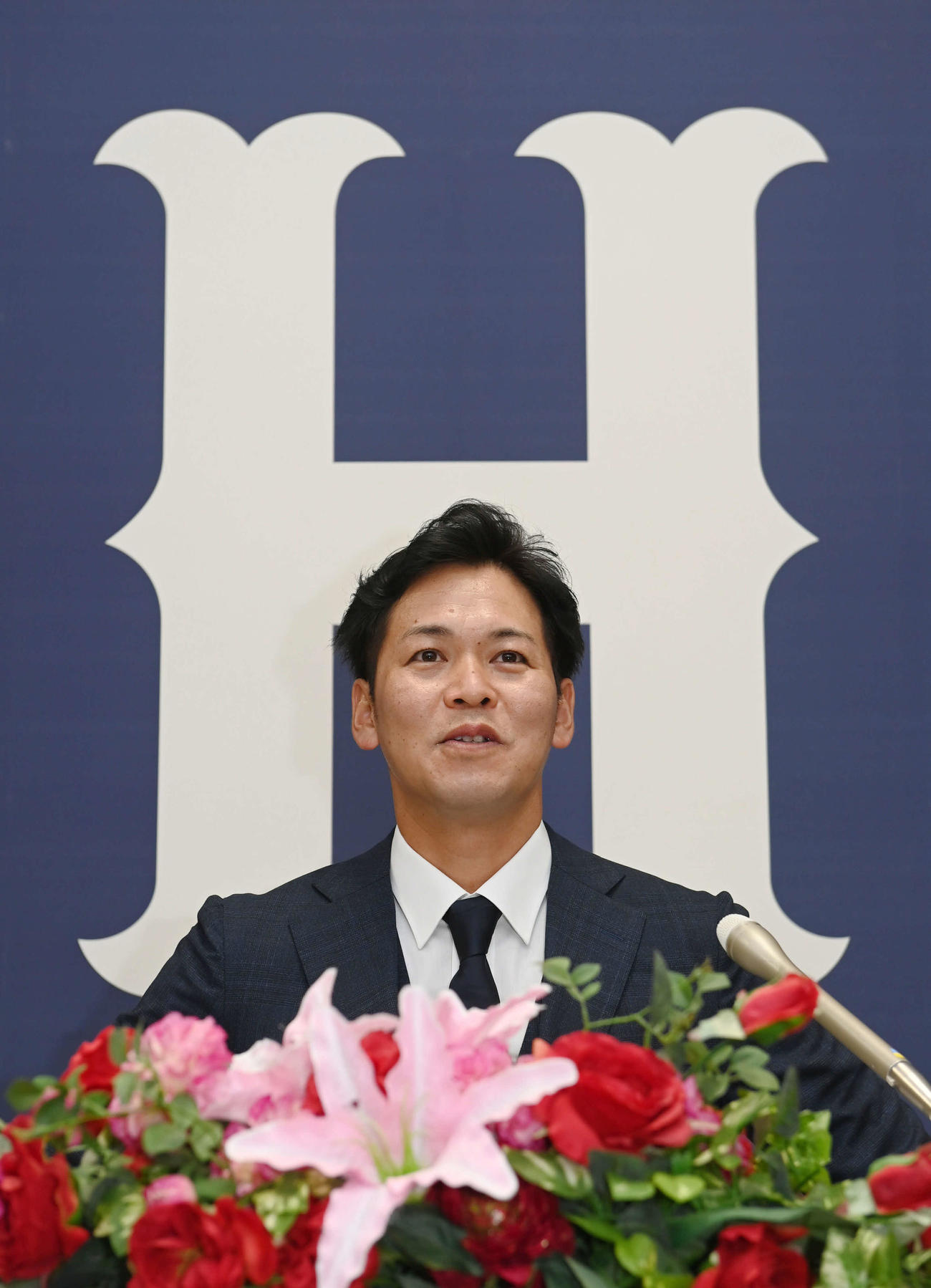 広島のコーチ就任会見を行う小窪哲也氏（2021年11月10日撮影）