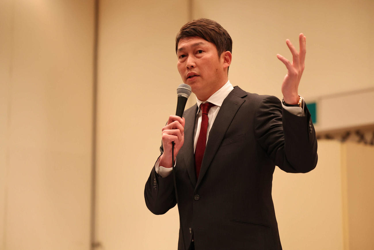 広島日南キャンプ　全体ミーティングを行う新井監督（球団提供）
