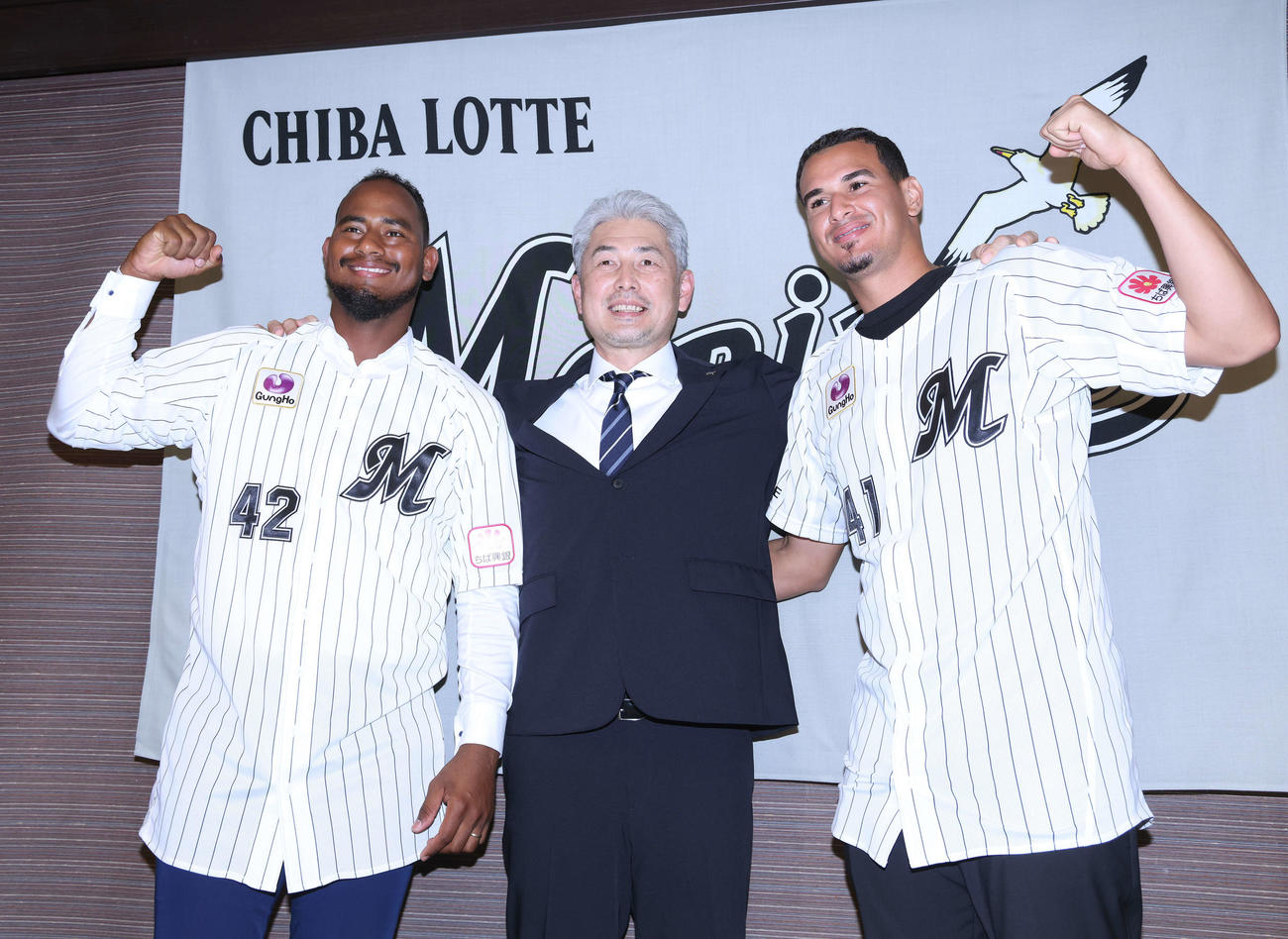 入団会見を終えロッテ吉井監督（中央）と写真に納まる、メルセデス（左）とカスティーヨ（撮影・河田真司）
