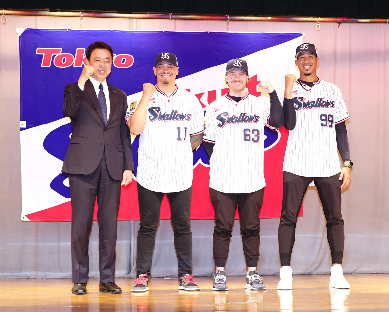 ヤクルトの入団会見に臨み小川GM（左端）との記念撮影に笑顔を見せる、1人おいて左からケラ、ピーターズ、エスピナル（撮影・足立雅史）