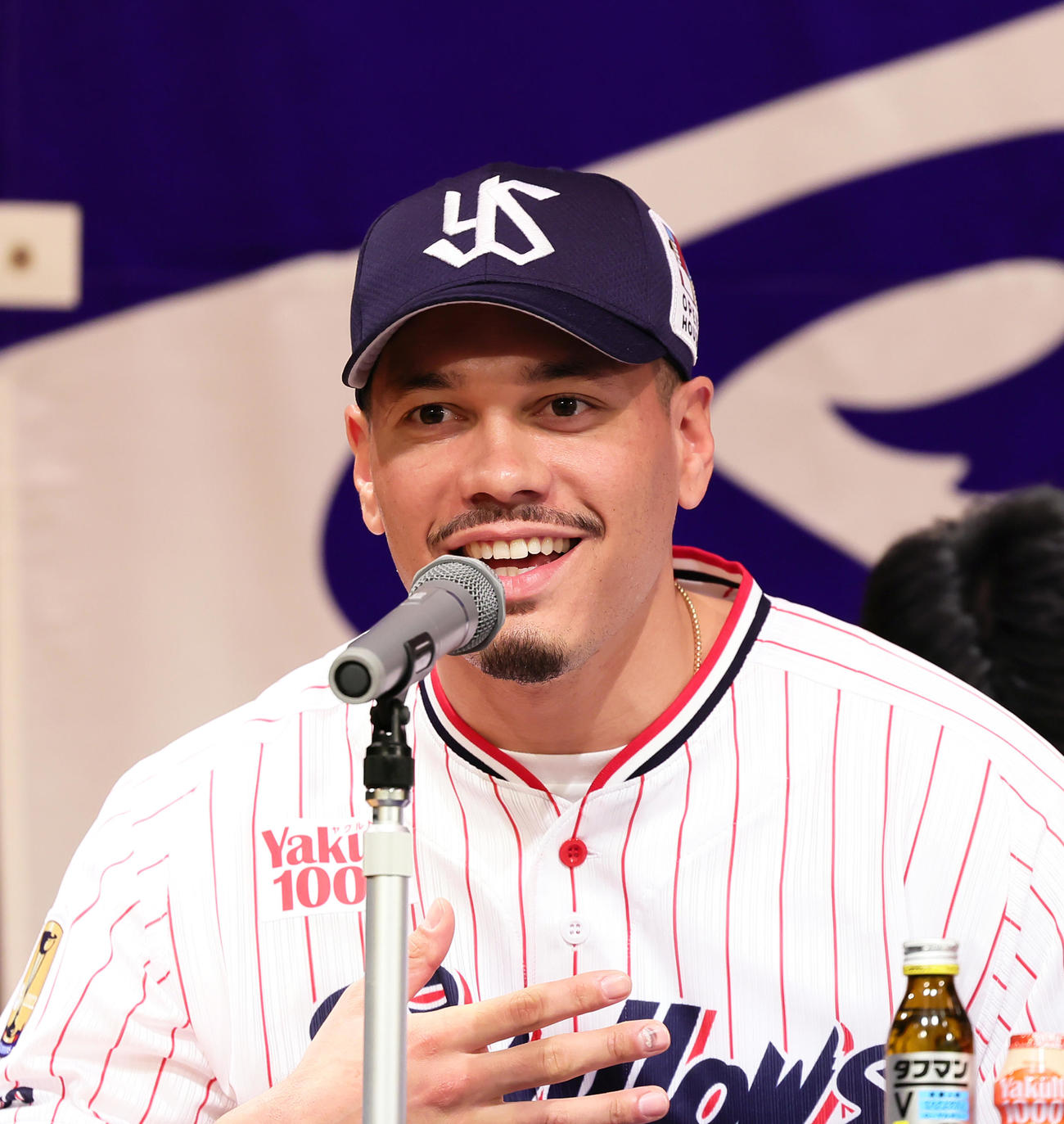 ヤクルトの入団会見に臨み記者からの質問に笑顔を見せるケラ（撮影・足立雅史）