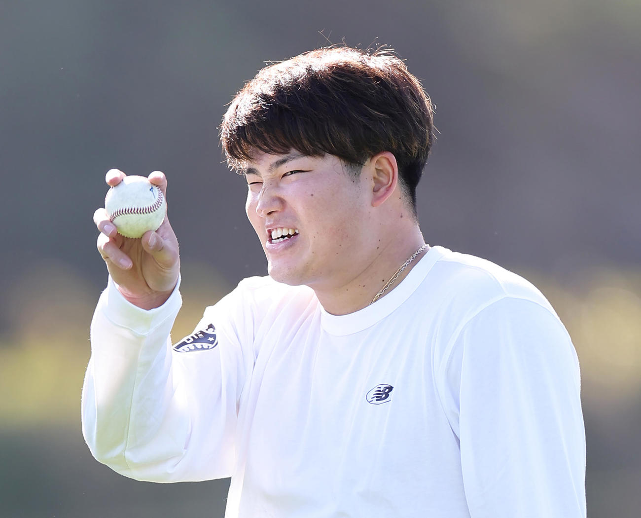 キャッチボール中、笑顔を見せるヤクルト村上（撮影・足立雅史）