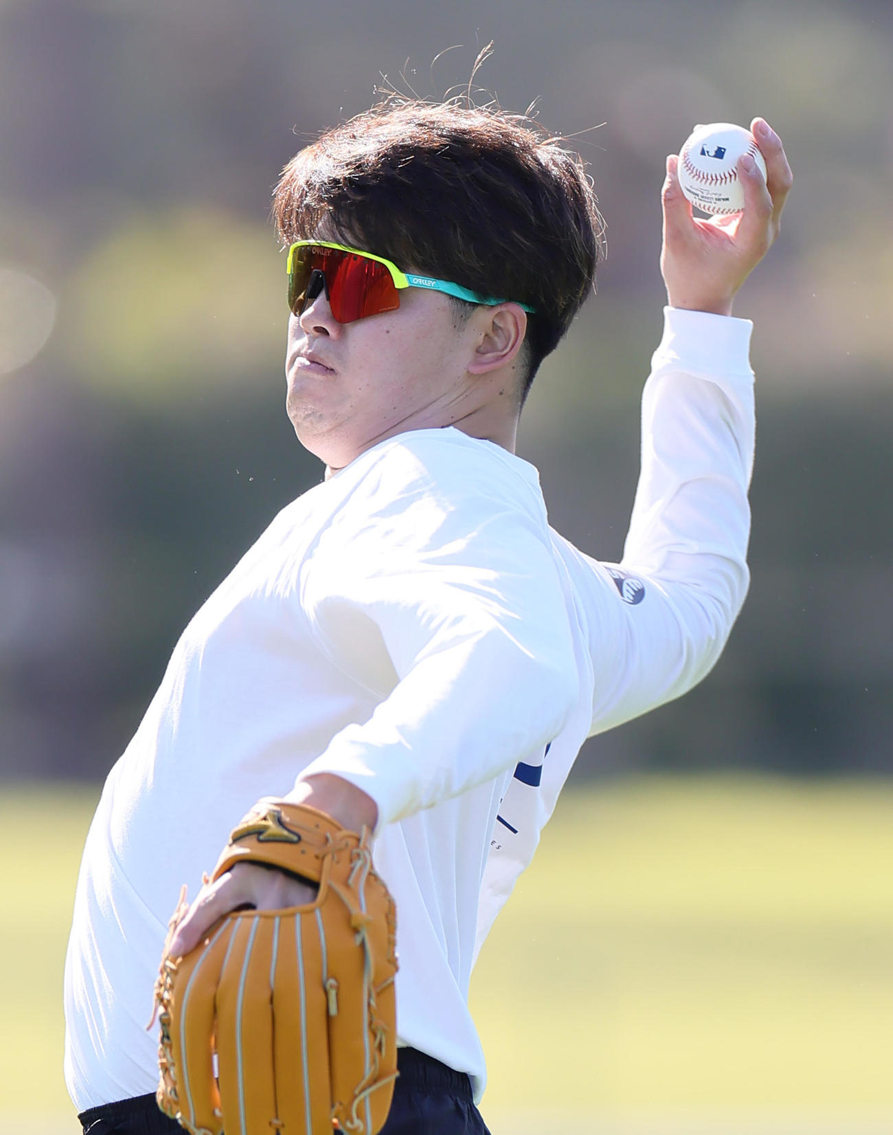 メジャーリーグ公式球を使いキャッチボールするヤクルト村上（撮影・足立雅史）