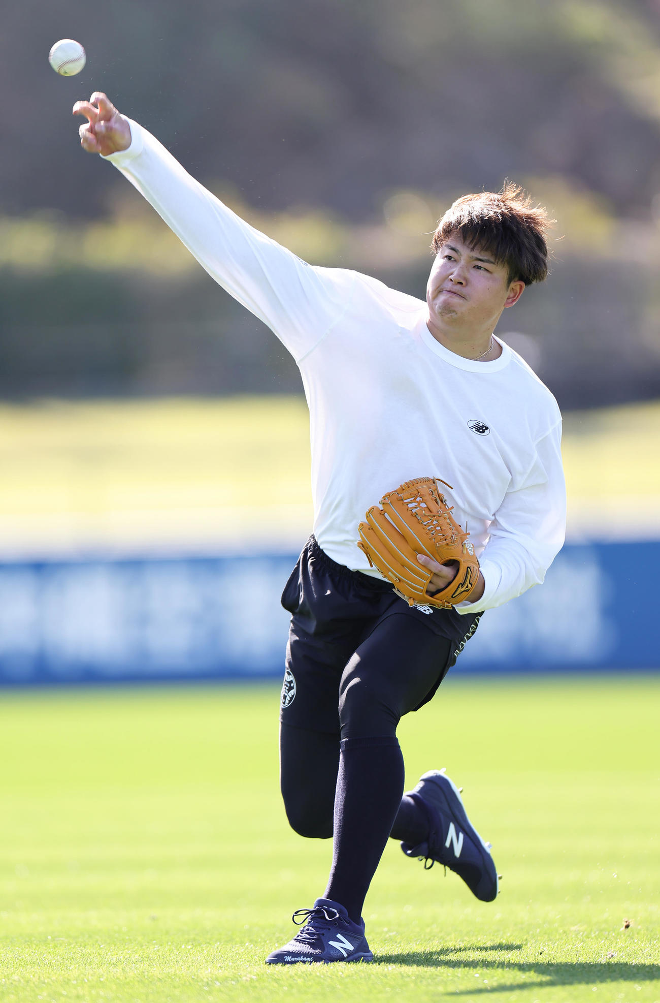 キャッチボールで汗を流すヤクルト村上（撮影・足立雅史）