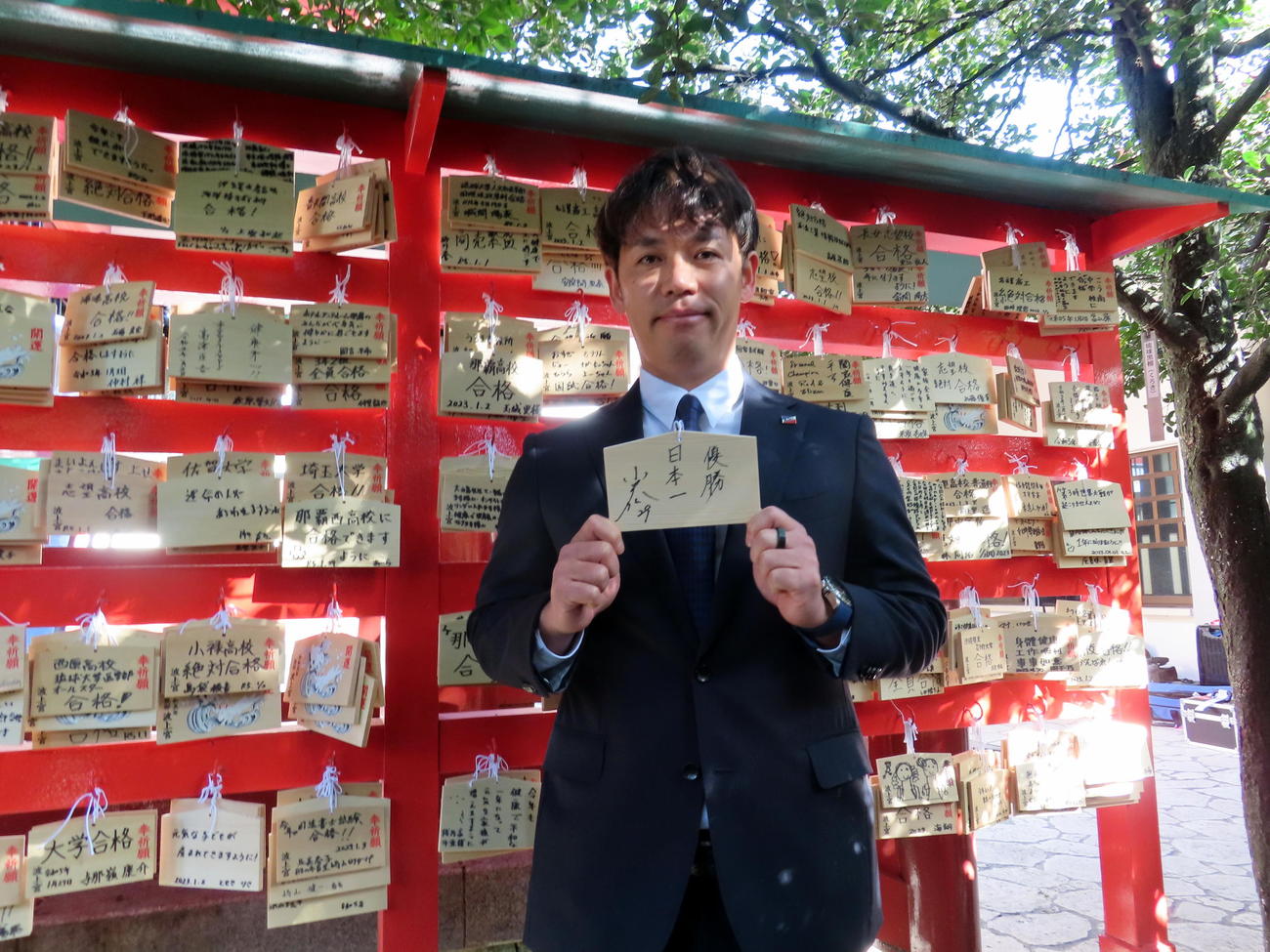波上宮に参拝し、絵馬に「優勝、日本一」と書いたヤクルト小川（撮影・三須一紀）