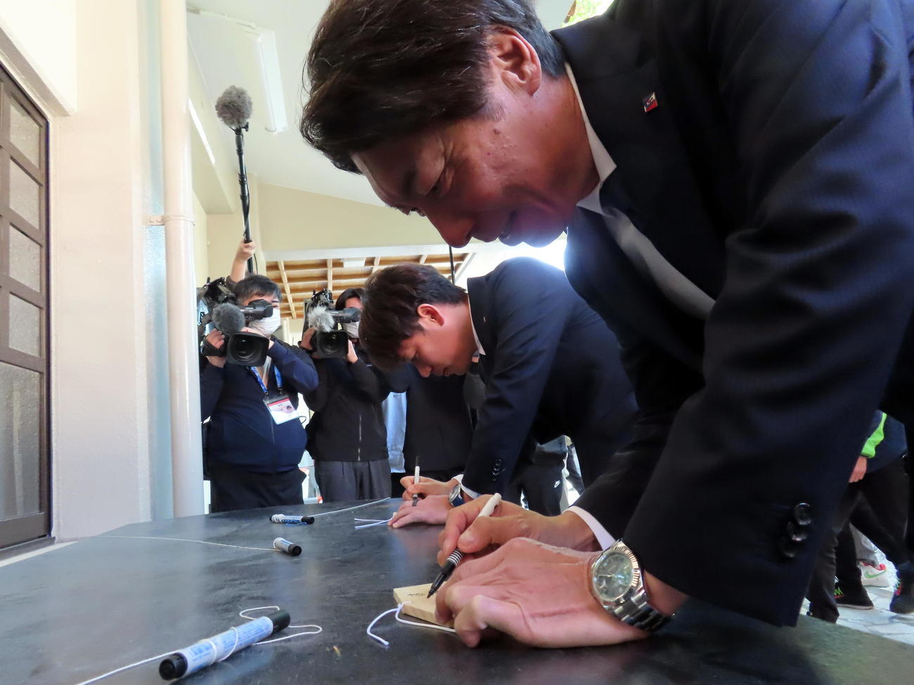 波上宮に参拝し、絵馬に願い事を書く高津臣吾監督（右）とヤクルト小川泰弘投手（撮影・三須一紀）