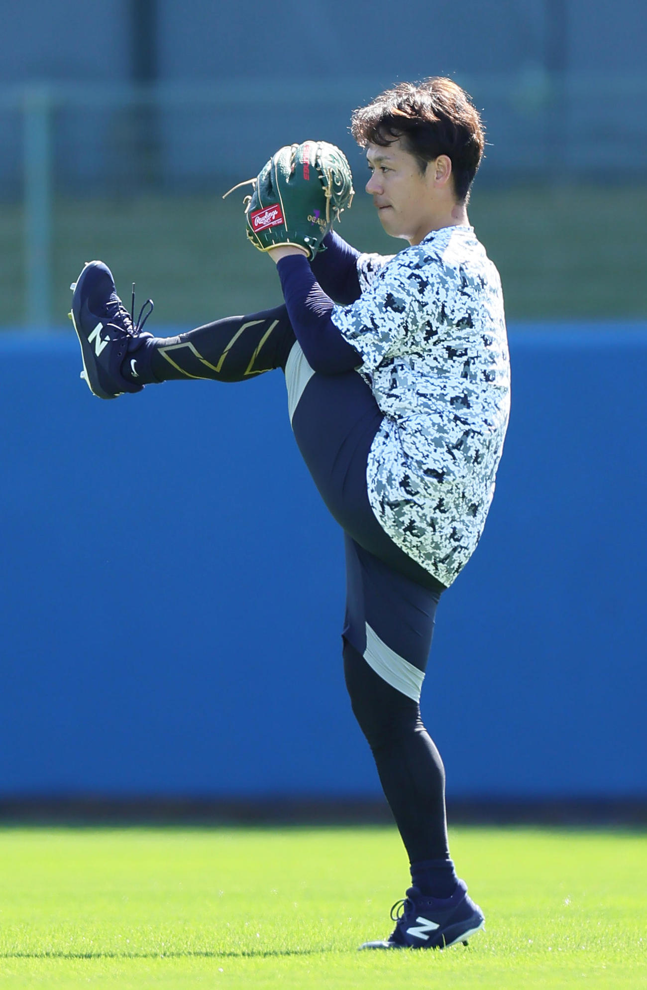 キャッチボールするヤクルト小川（撮影・足立雅史）