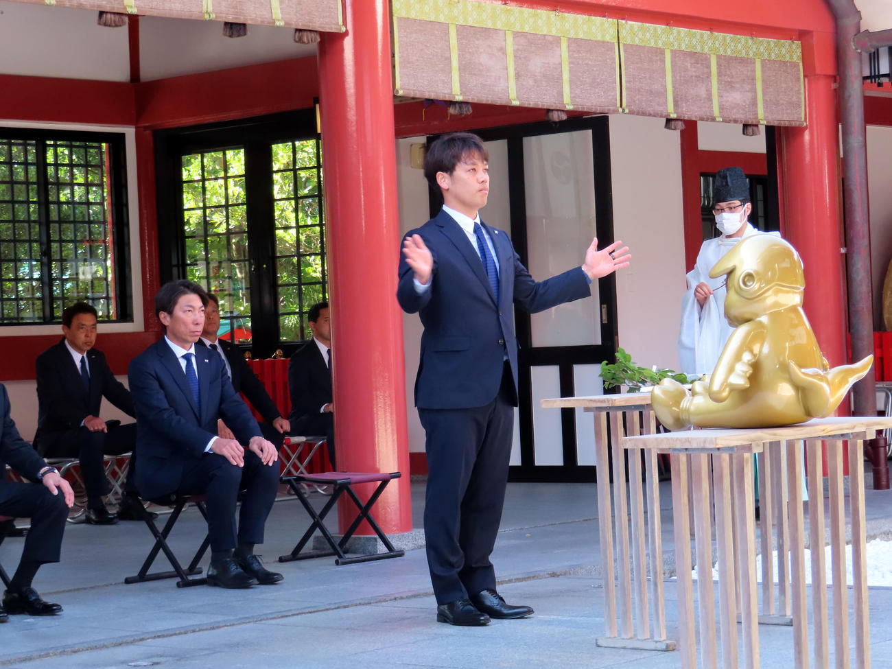 波上宮に参拝するヤクルト小川（撮影・三須一紀）