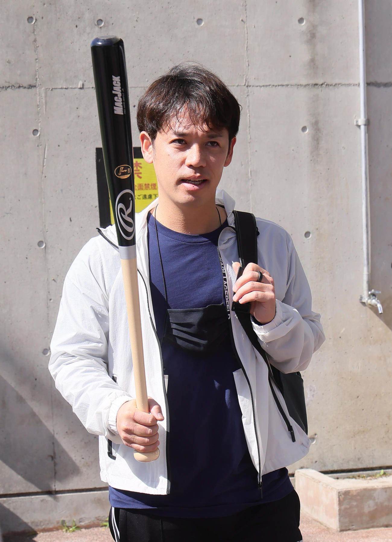 バットを手に移動するヤクルト小川（撮影・足立雅史）