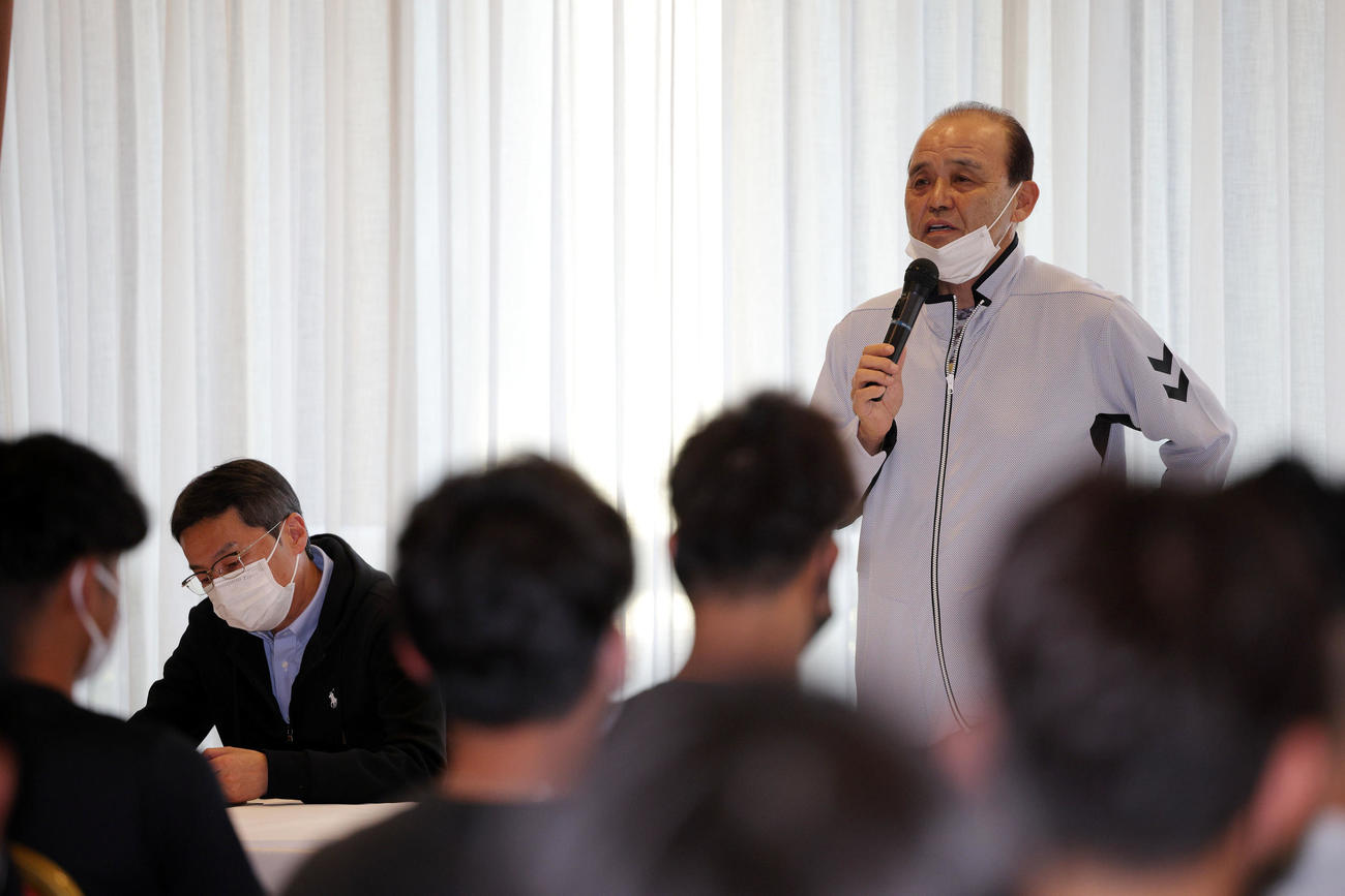 キャンプ前日ミーティングでナインを前に話す岡田監督（球団提供）