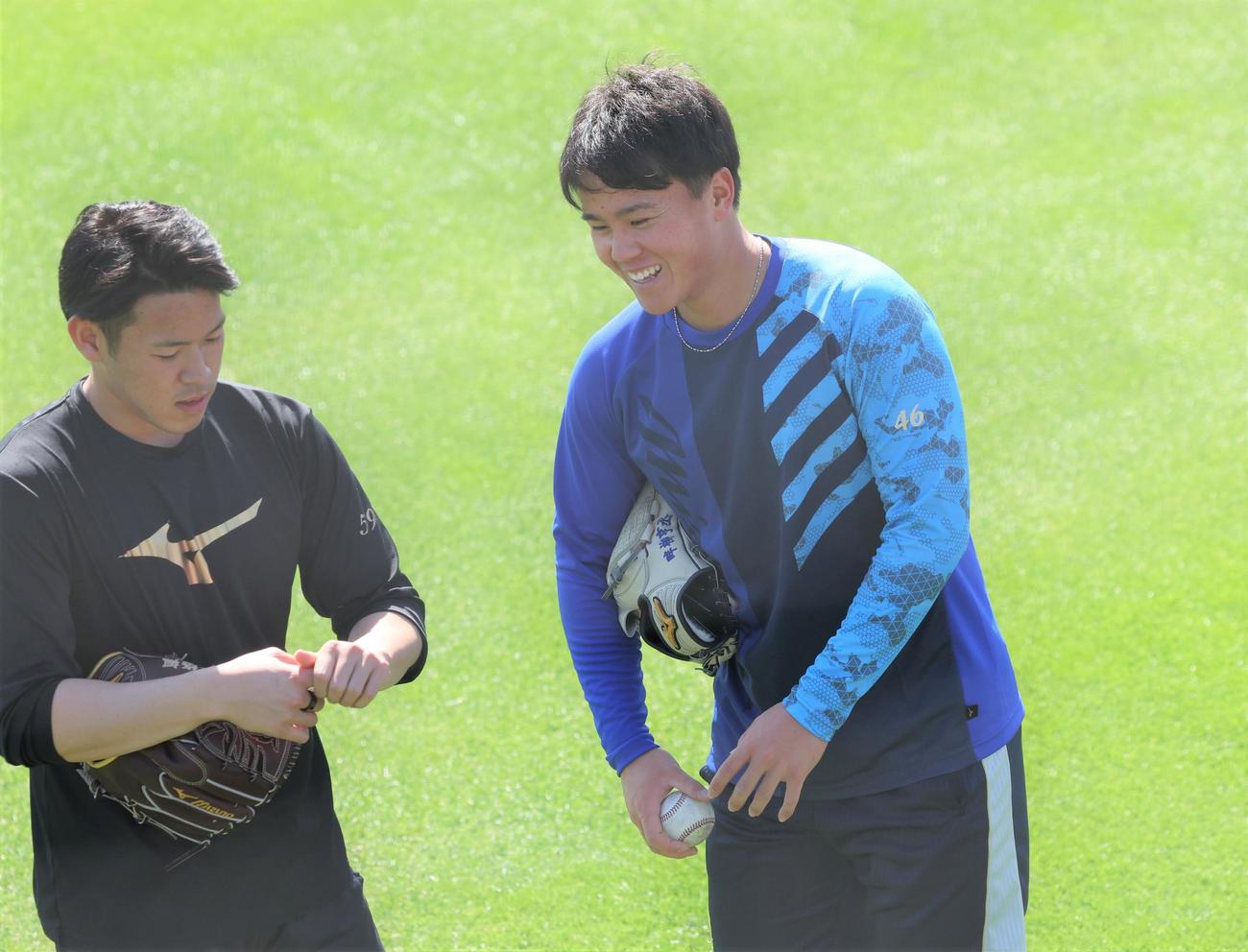 笑顔の日本ハム畔柳（右）（撮影・黒川智章）