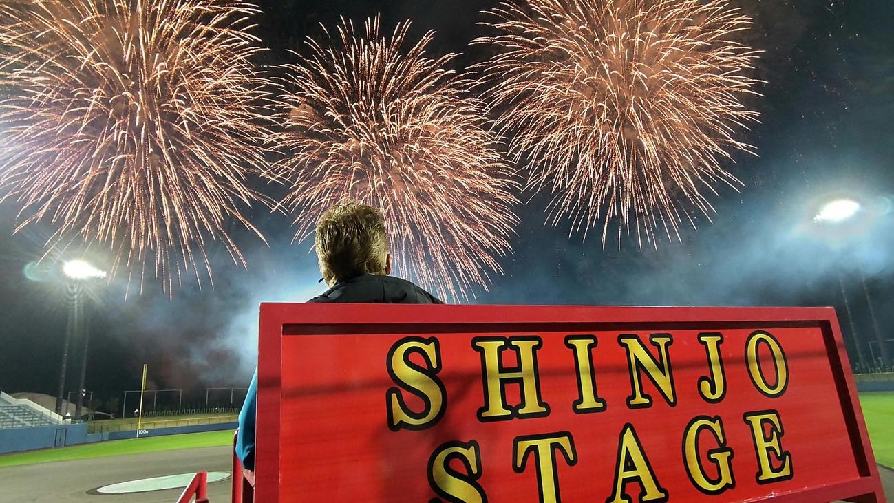 キャンプ地のエピックスタジアム名護で打ち上がる花火を見る日本ハム新庄監督（撮影・黒川智章）