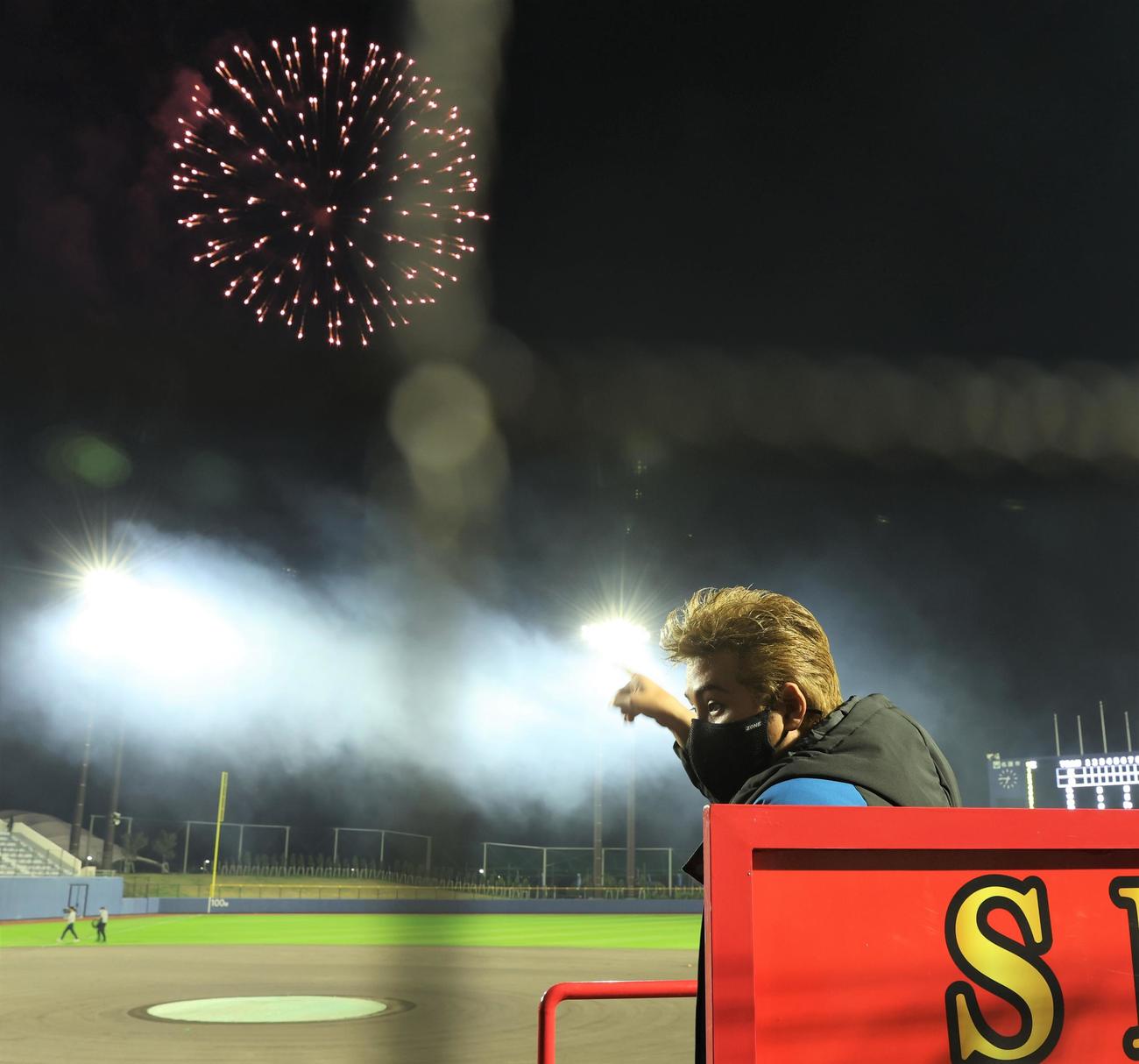 キャンプ地のエピックスタジアム名護で打ち上がる花火を見る日本ハム新庄監督（撮影・黒川智章）