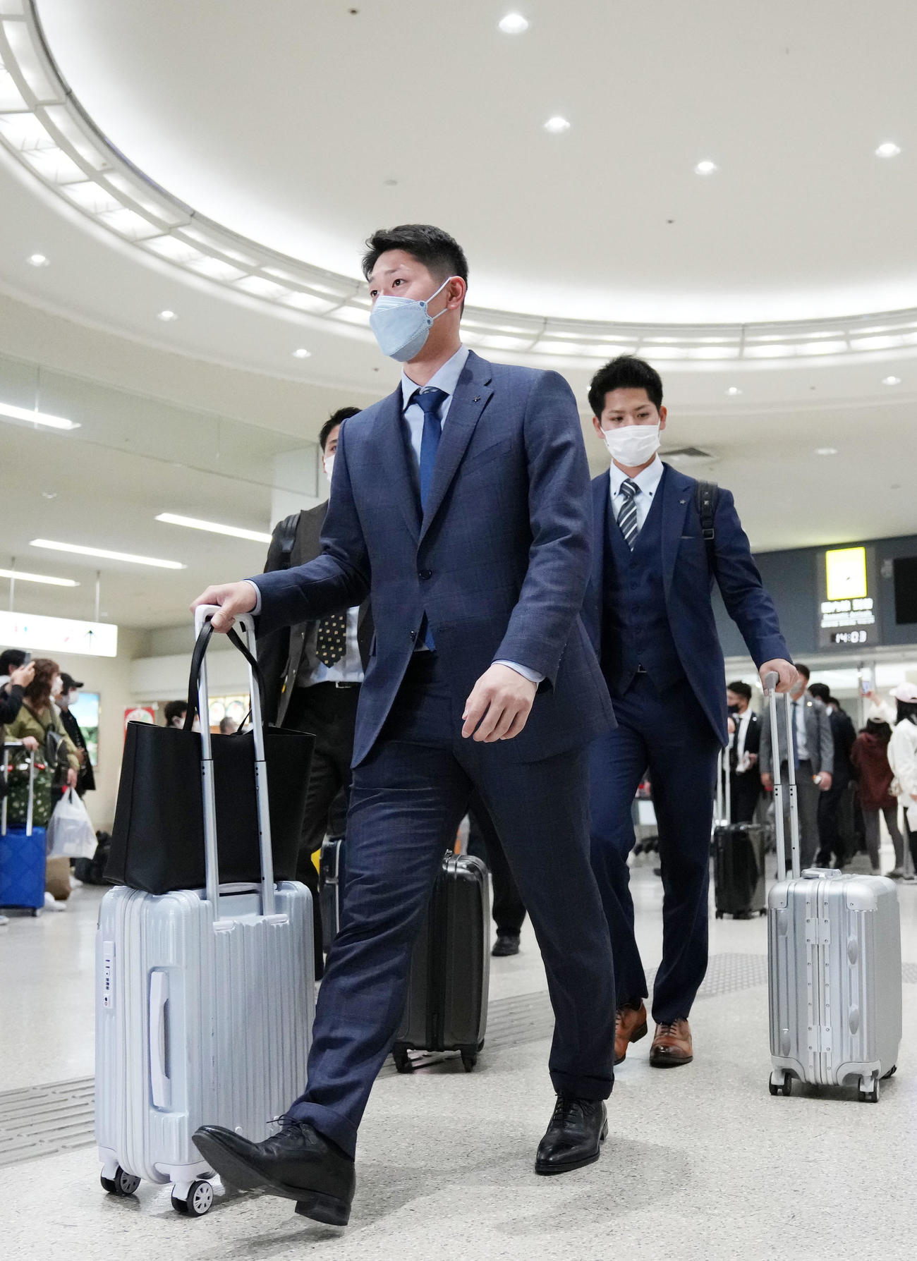 沖縄に到着したDeNA松尾（手前）（撮影・横山健太）