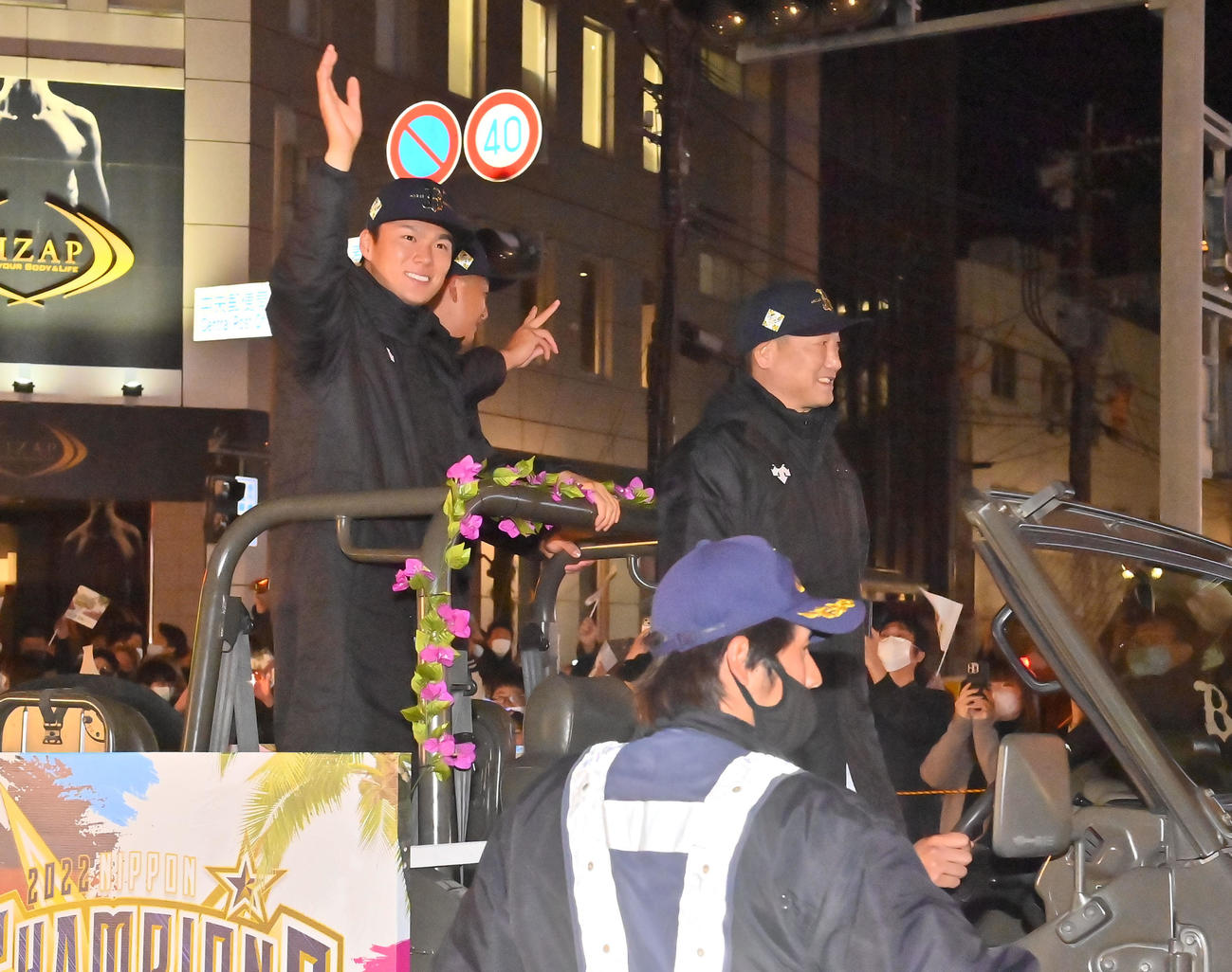 宮崎市内で優勝パレードを行い沿道のファンに手を振って応えるオリックス山本、右は中嶋監督（撮影・和賀正仁）