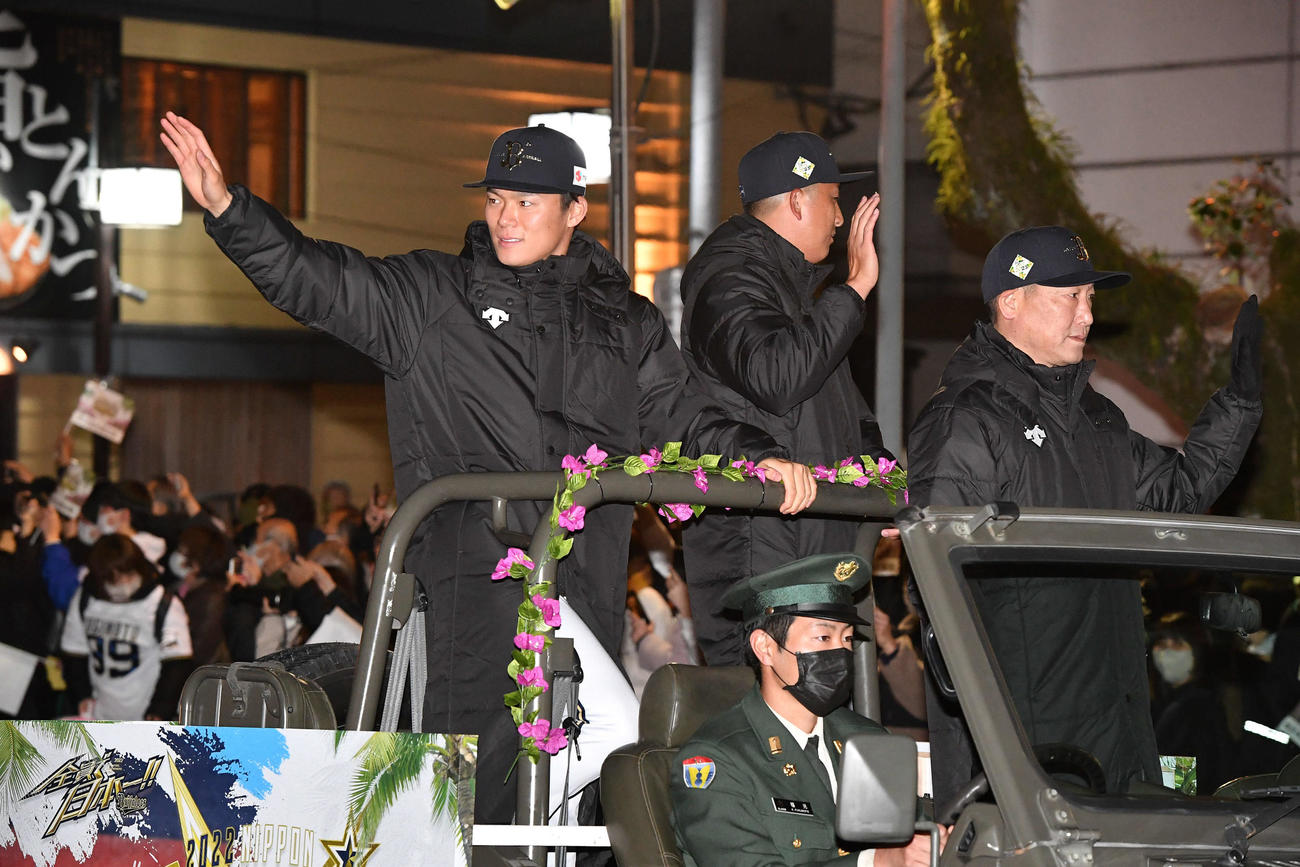 オリックス日本一祝賀パレードでファンに手を振る、左から山本、杉本、中嶋監督（撮影・岩下翔太）