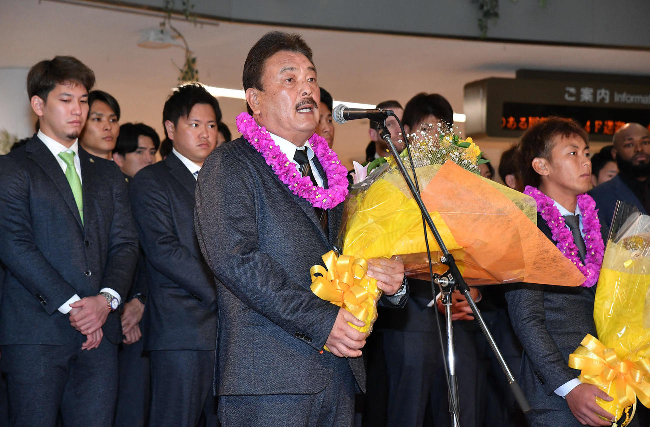 キャンプ地の宮崎空港に到着し、歓迎セレモニーでファンにあいさつする藤本監督（撮影・岩下翔太）