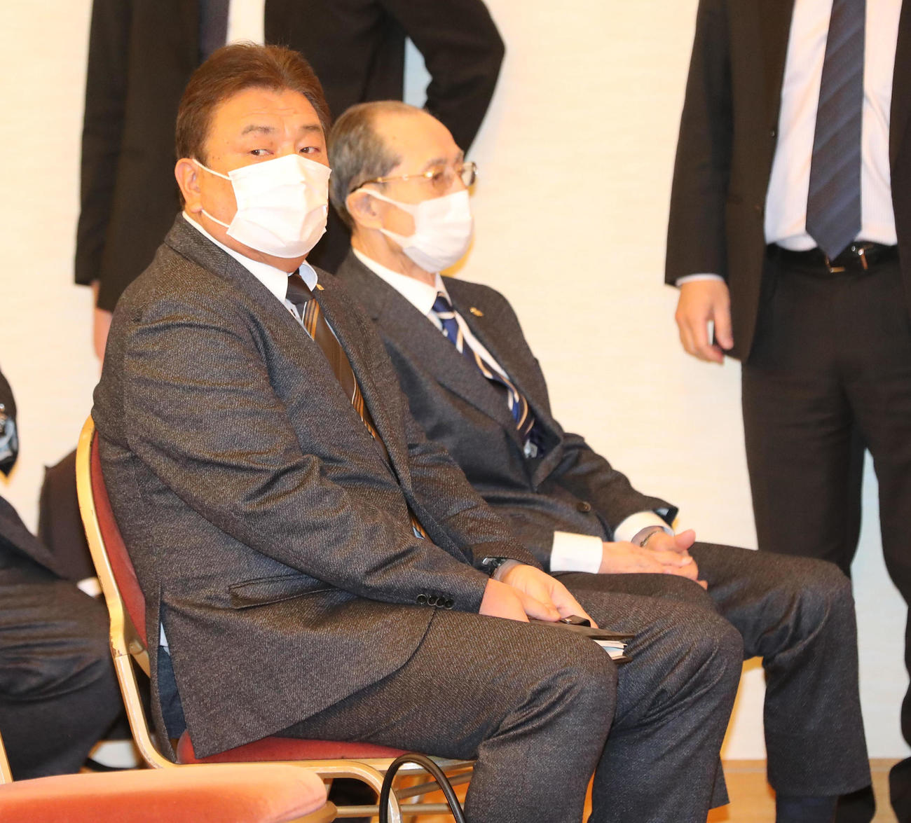 宿舎に到着しミーティングに入るソフトバンク藤本監督。右は王球団会長（撮影・梅根麻紀）