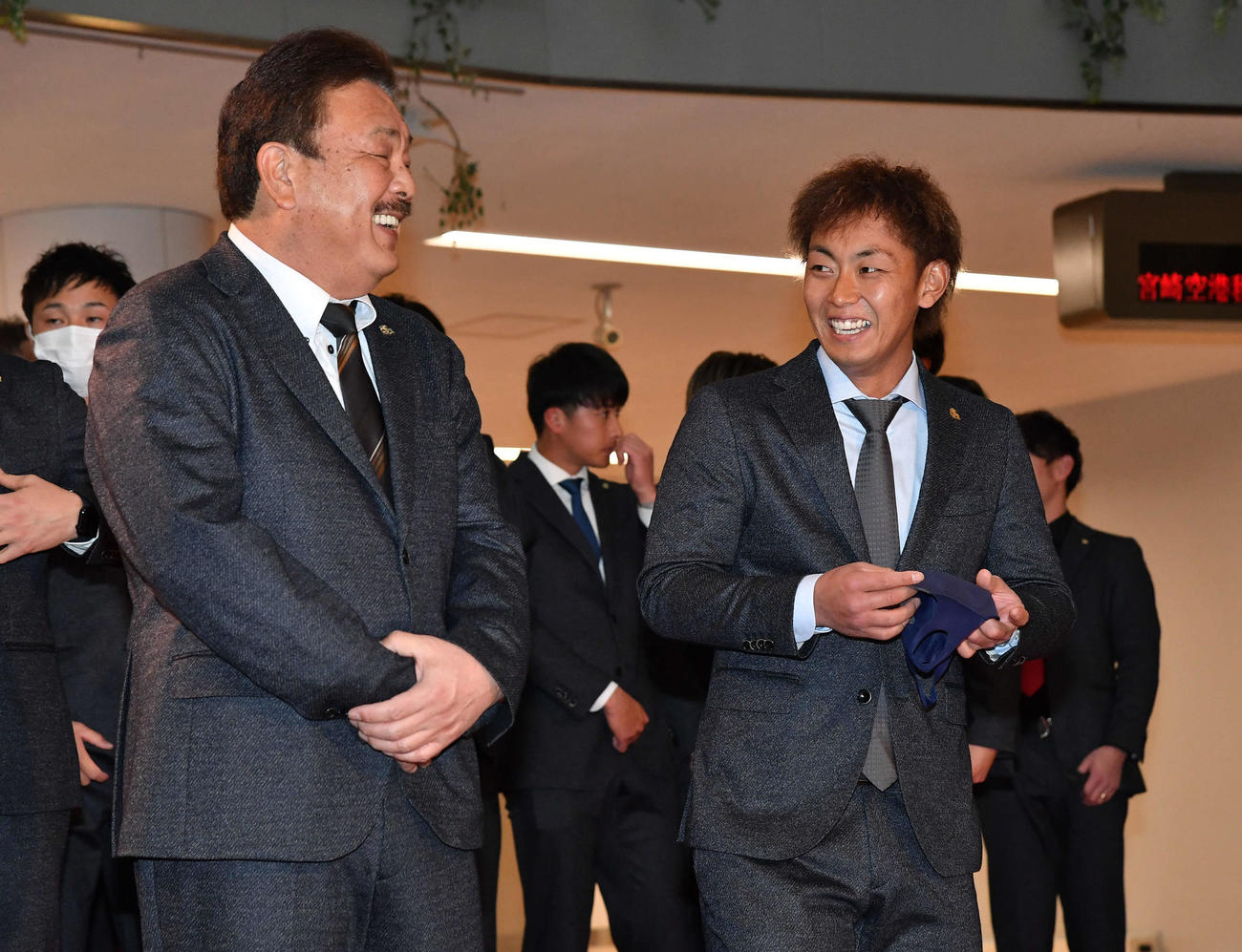 キャンプ地の宮崎空港に到着し、歓迎セレモニー開始前に藤本監督（左）と談笑する今宮（撮影・岩下翔太）