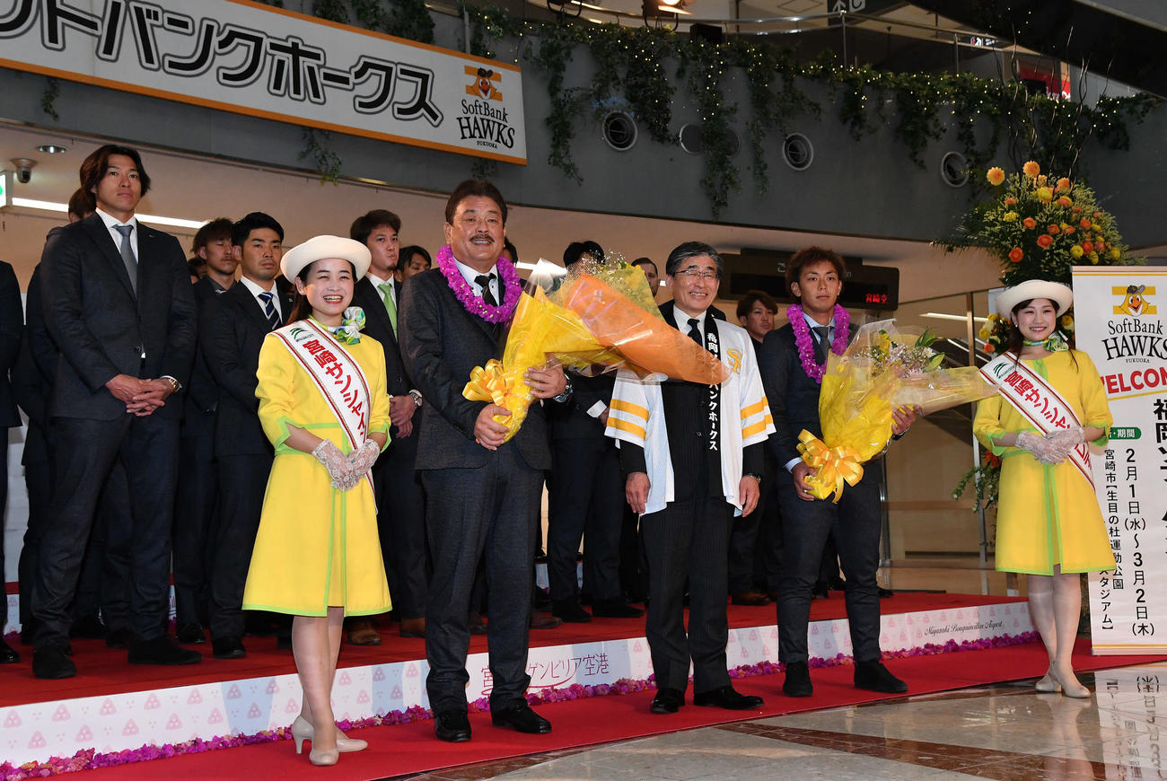 キャンプ地の宮崎空港に到着し、歓迎セレモニーを受ける藤本監督（左から2人目）、今宮（右から2人目）らソフトバンクナイン（撮影・岩下翔太）