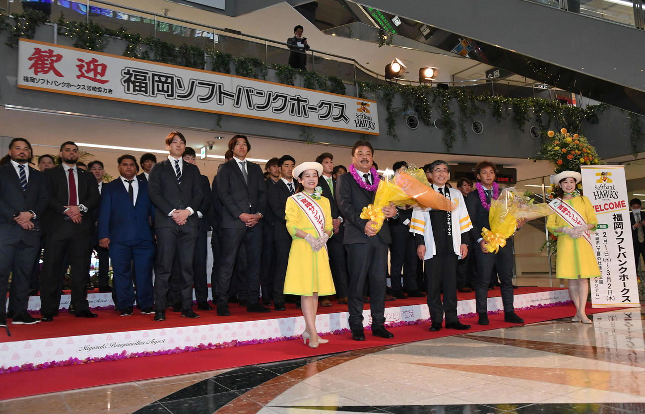 キャンプ地の宮崎空港に到着し、歓迎セレモニーを受ける藤本監督（手前左から2人目）、今宮（手前右から2人目）らソフトバンクナイン（撮影・岩下翔太）