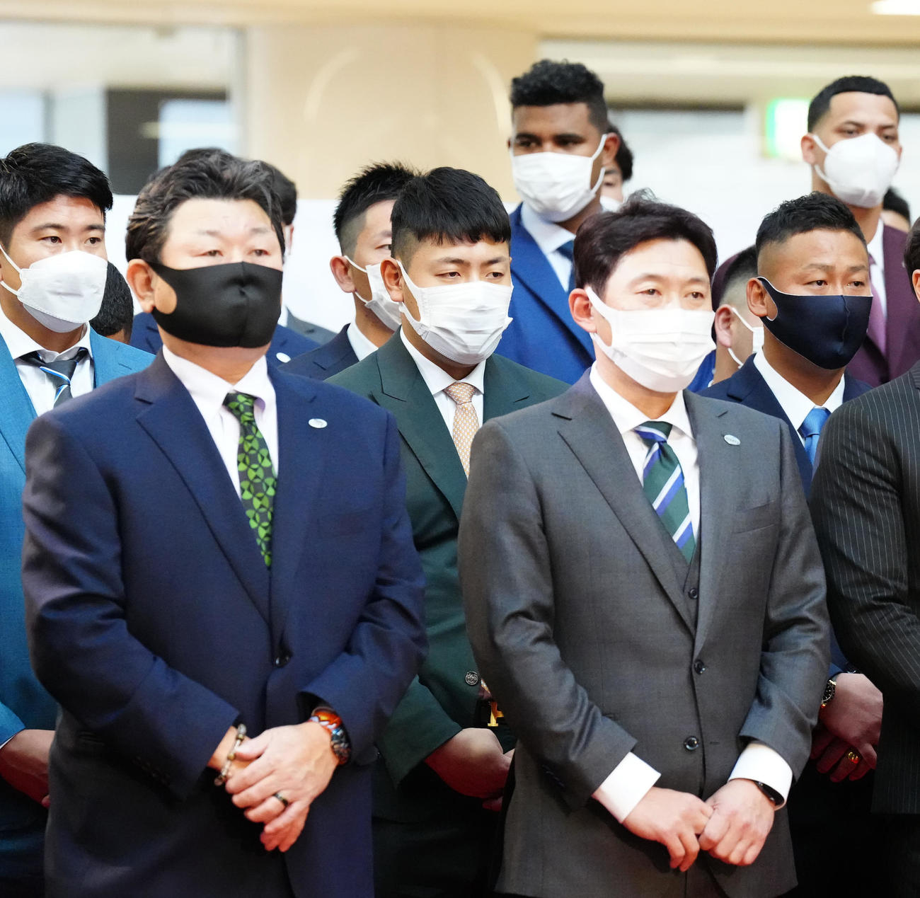 宮崎空港での歓迎セレモニーに臨む巨人岡本和（中央）ら（撮影・江口和貴）