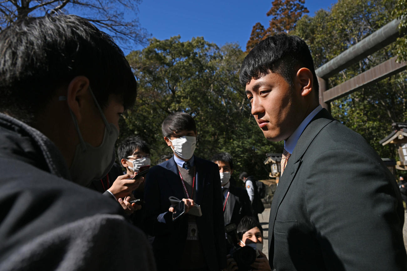 宮崎神宮の参拝を終え取材に応じる巨人岡本和（撮影・滝沢徹郎）