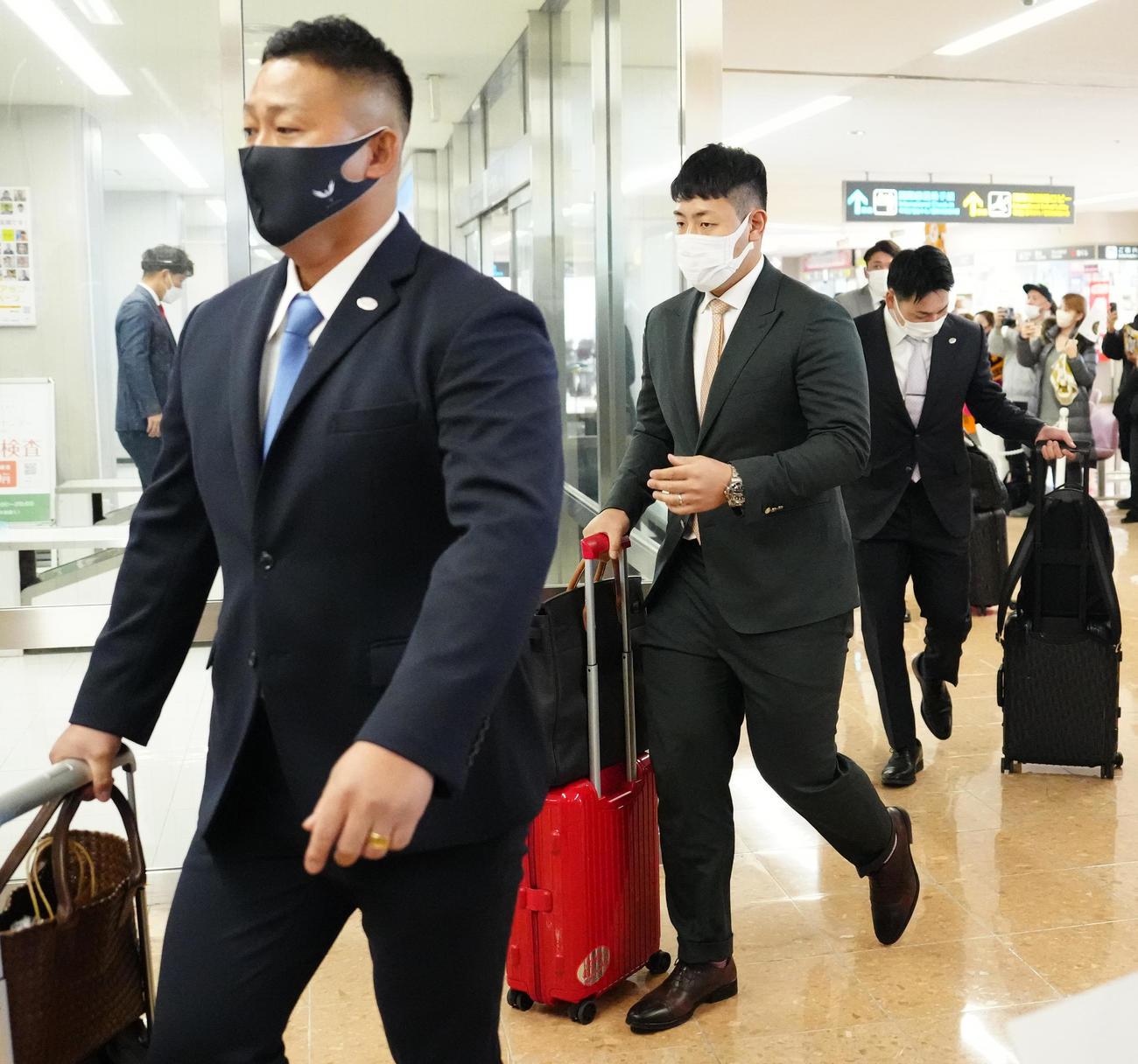 宮崎空港に到着した巨人岡本和（中央）。左は中田翔（撮影・江口和貴）