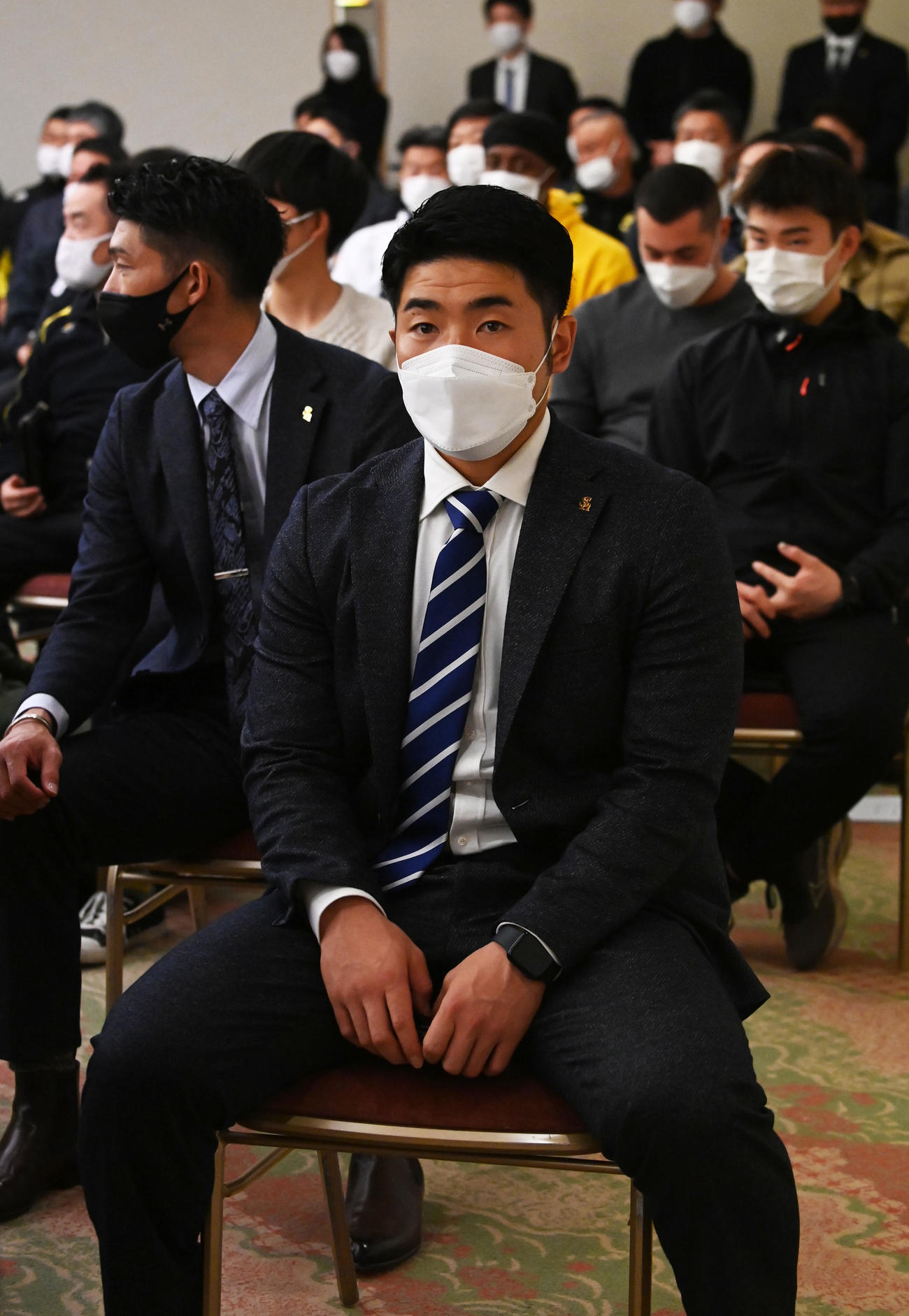 宿舎に到着し、すぐにミーティングに入る近藤健介（撮影・現場代表）