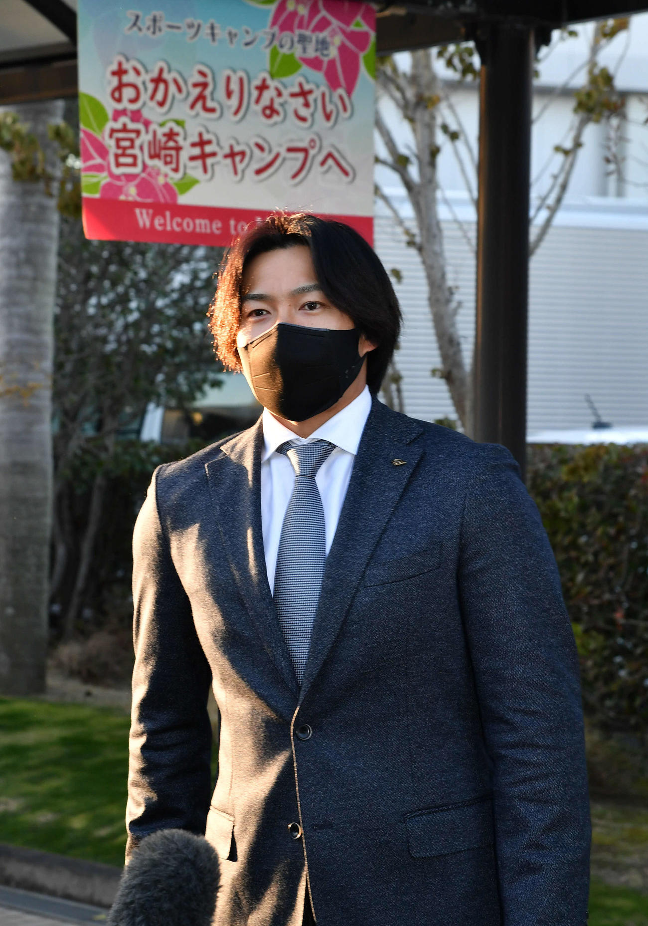 キャンプ地の宮崎空港に到着し、取材を受ける柳田（撮影・岩下翔太）