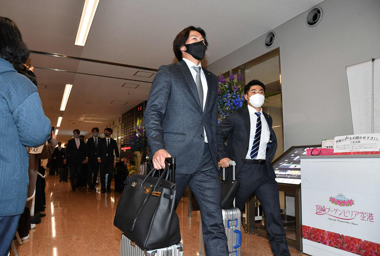 キャンプ地の宮崎空港に到着した、右から近藤、柳田らソフトバンクナイン（撮影・岩下翔太）