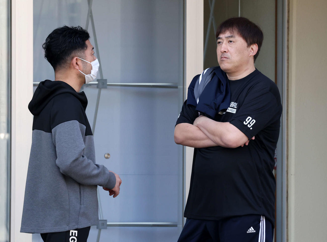 関係者と真剣な表情で話す楽天石井監督（右）（撮影・鈴木正人）