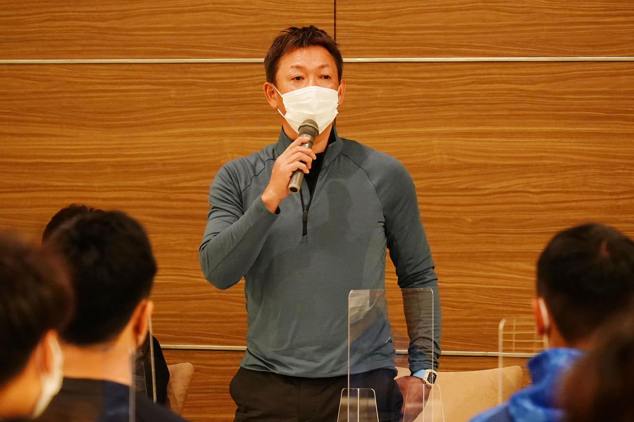 キャンプイン前日、全体ミーティングの会場で選手に話をする立浪和義監督（中日ドラゴンズ球団提供）