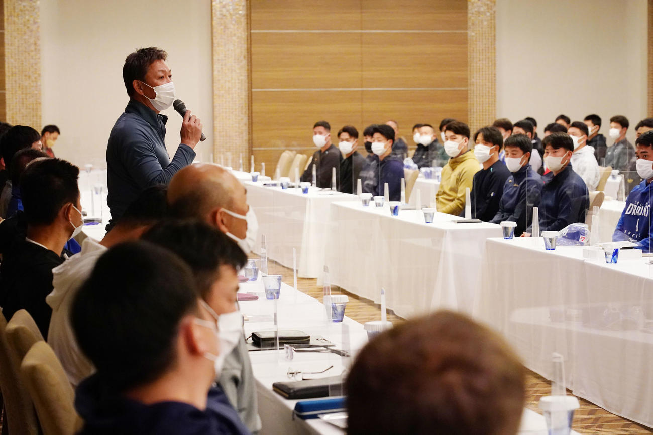 全体ミーティングで選手に話をする立浪監督（球団提供）
