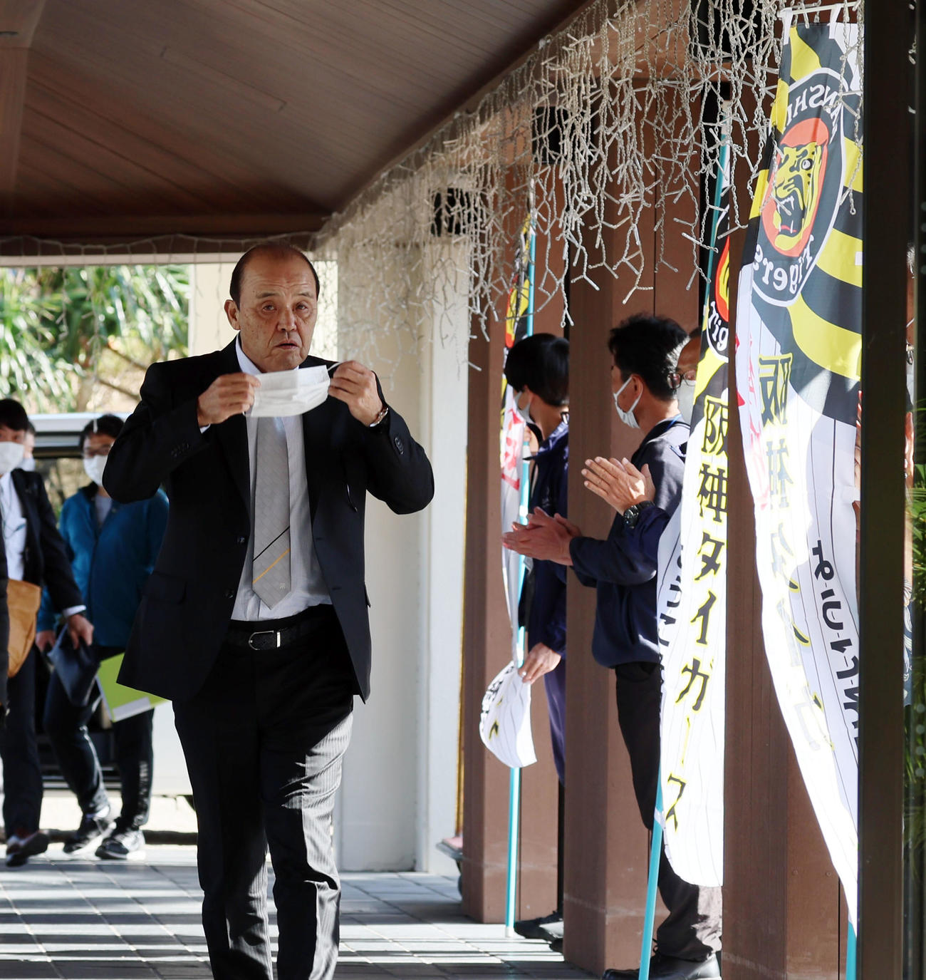 沖縄キャンプの宿舎に到着した岡田監督（撮影・加藤哉）