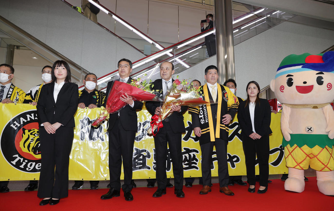 キャンプ地の沖縄に到着し、那覇空港で歓迎セレモニーを受ける阪神岡田監督（中央）。前列左から2人目は百北球団社長（撮影・前田充）