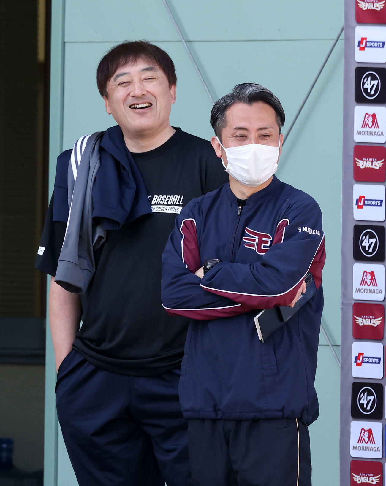 笑顔を見せる楽天石井監督（左）（撮影・鈴木正人）