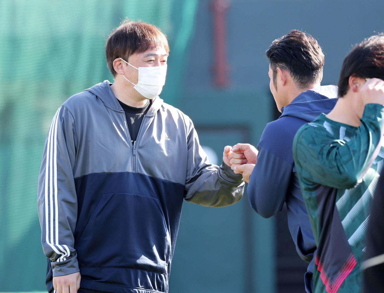アップ前、笑顔で選手とあいさつする楽天石井監督（左）（撮影・鈴木正人）