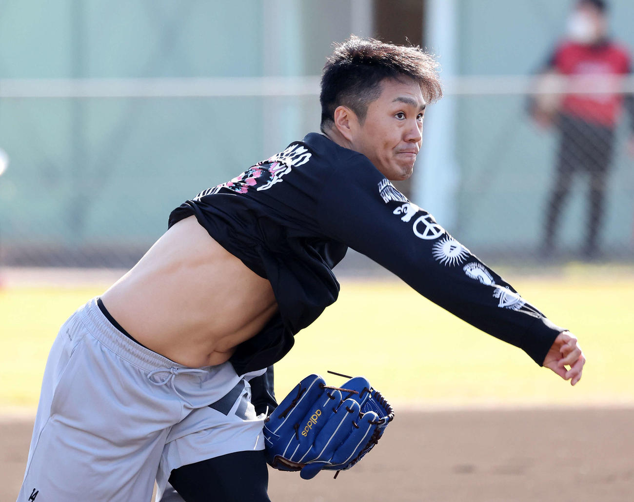 キャッチボールする楽天則本（撮影・鈴木正人）