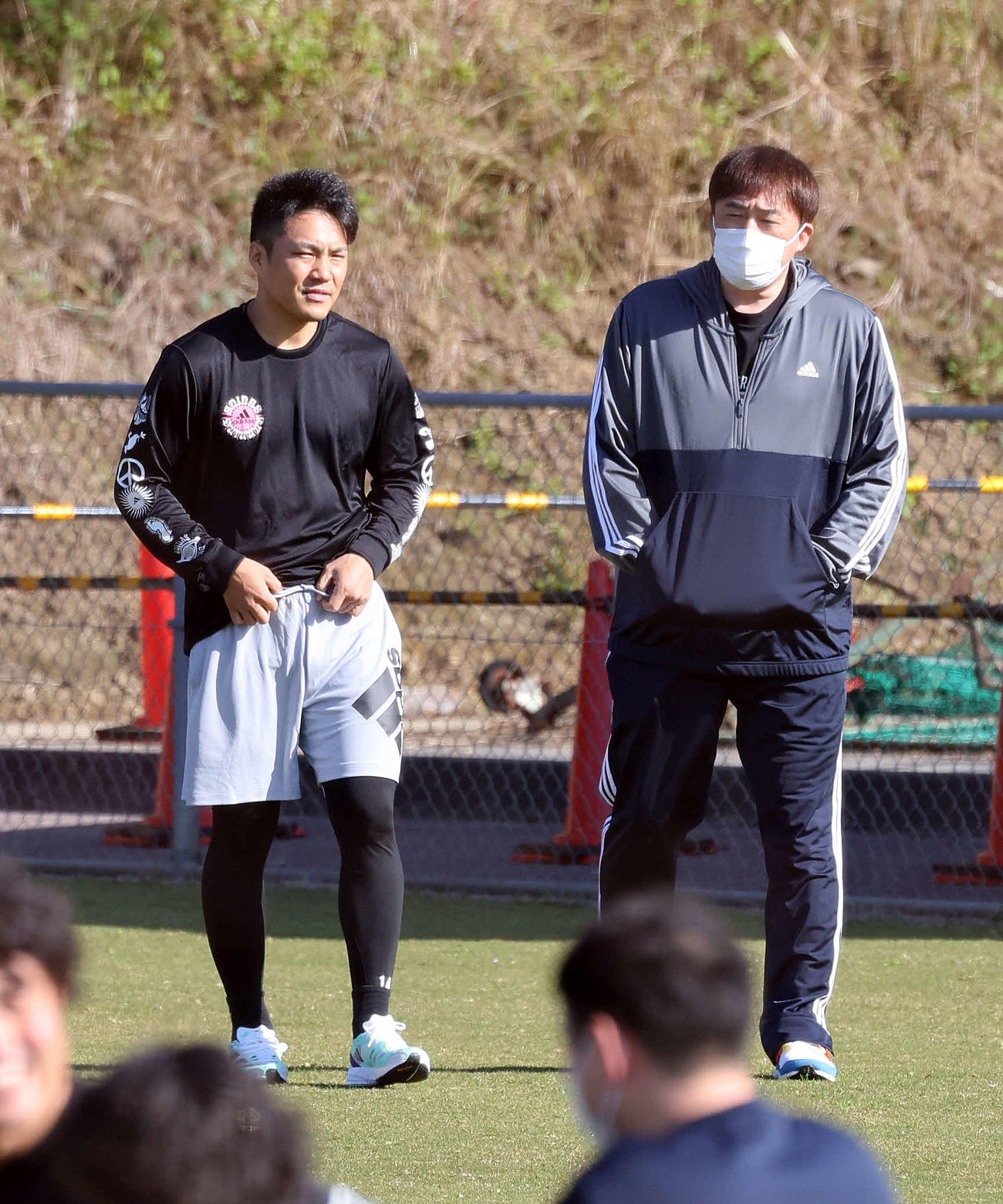 アップ中、会話する楽天則本（左）と石井監督（撮影・鈴木正人）