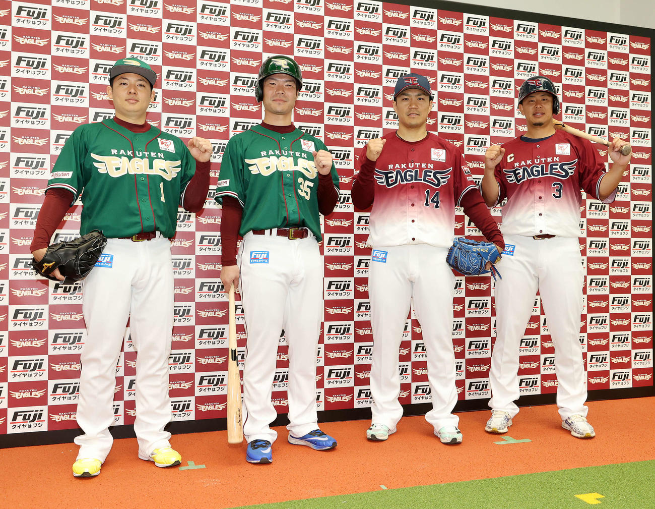 楽天新ユニホームを披露する、左から松井裕、島内、則本、浅村（撮影・鈴木正人）