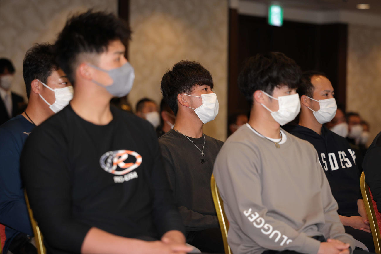 キャンプ前日ミーティングに出席する、左から大山、井上、伊藤将、中野、青柳（球団提供）