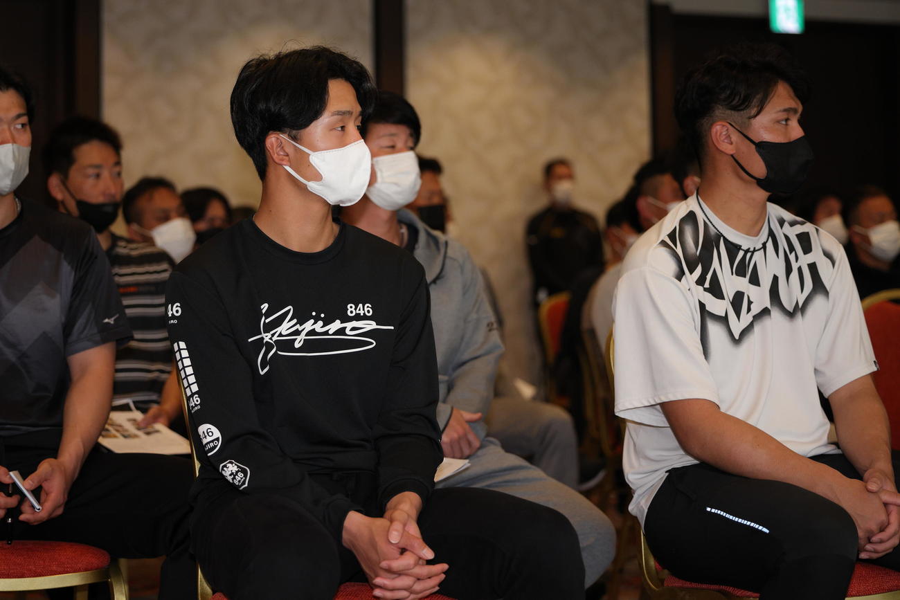 キャンプ前日ミーティングに出席する小幡（左）と西純（右）（球団提供）