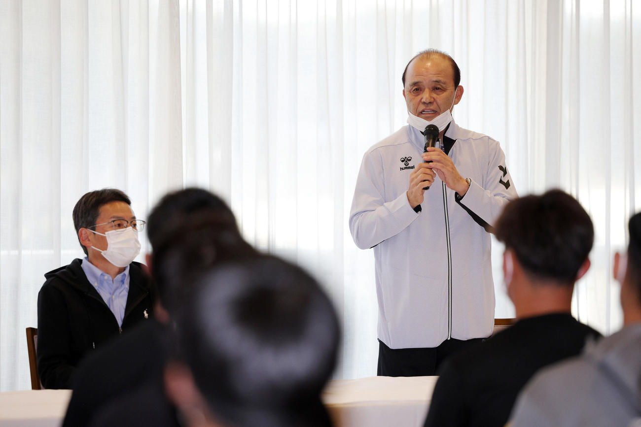キャンプ前日ミーティングでナインを前に話す岡田監督（球団提供）