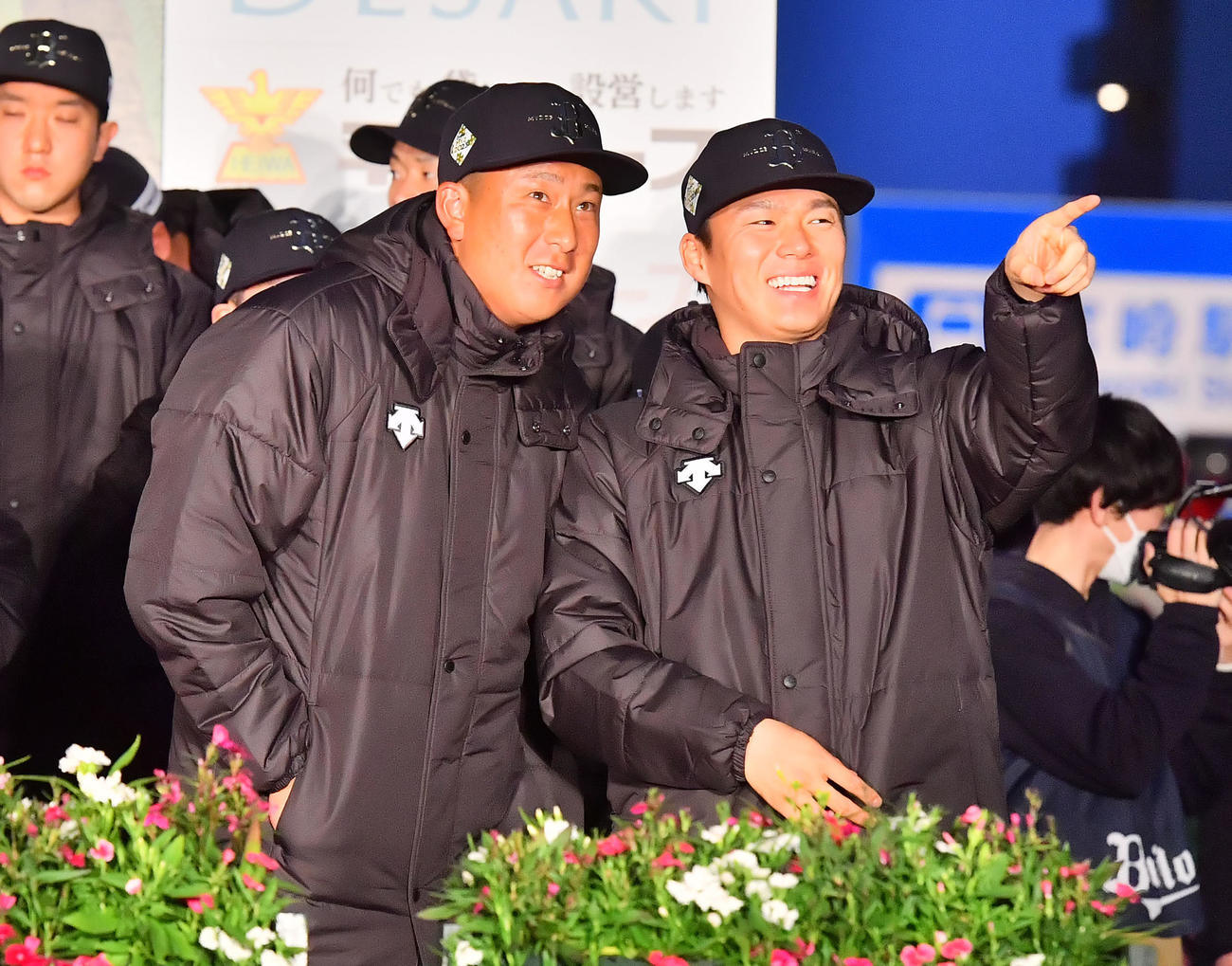 優勝パレードを前に笑顔で杉本（左）と話すオリックス山本（撮影・和賀正仁）