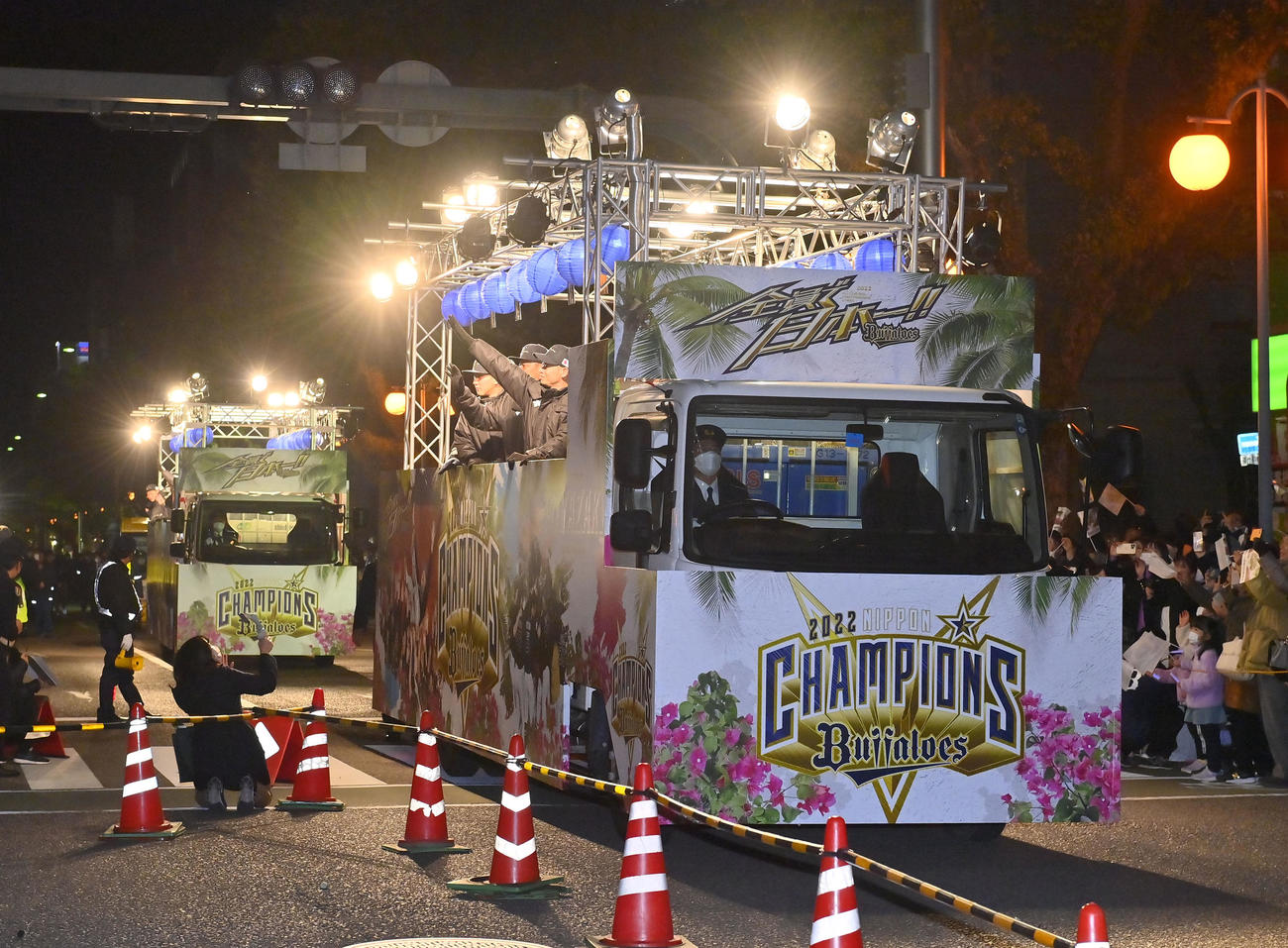 宮崎市内でVパレードを行ったオリックス（撮影・和賀正仁）