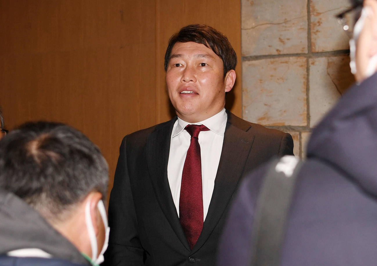 広島日南キャンプ　全体ミーティングを終え、囲み取材に応じる新井監督